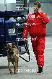 24.02.2004 Imola, Italy, February, F1 Test at Imola race track, Michael Schumacher, GER, Ferrari, im Paddock Bereich mit Schäferhund SHIVA - Februar, Testfahrten, Italien