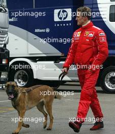 24.02.2004 Imola, Italy, February, F1 Test at Imola race track, Michael Schumacher, GER, Ferrari, im Paddock Bereich mit Schäferhund SHIVA - Februar, Testfahrten, Italien