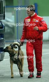 24.02.2004 Imola, Italy, February, F1 Test at Imola race track, Michael Schumacher, GER, Ferrari, im Paddock Bereich mit Schäferhund SHIVA - Februar, Testfahrten, Italien