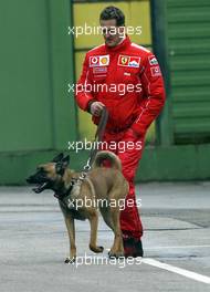 24.02.2004 Imola, Italy, February, F1 Test at Imola race track, Michael Schumacher, GER, Ferrari, im Paddock Bereich mit Schäferhund SHIVA - Februar, Testfahrten, Italien