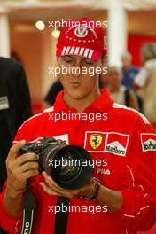 10.09.2004 Monza, Italy F1, Friday, September, Michael Schumacher, GER, Ferrari with an Olympus camera - Formula 1 World Championship, Rd 15, Italian Grand Prix, ITA, Italy