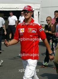 09.09.2004 Monza, Italy, F1, Thursday, September, Michael Schumacher, GER, Ferrari arrives at the paddock, wearing his NEW "7times world champion cap" - Formula 1 World Championship, Rd 15, Italian Grand Prix, ITA, Italy