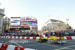 06.07.2004 Formula 1 comes to Regent Street, London F1, Tuesday July, Nigel Mansell in the Jordan -London, England  www.xpb.cc, EMail: info@xpb.cc - copy of publication required for printed pictures. Every used picture is fee-liable. c Copyright: R.Batchelor / xpb.cc