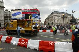 06.07.2004 Formula 1 comes to Regent Street, London F1, Tuesday July, Final preparations are made to the track - London, England  www.xpb.cc, EMail: info@xpb.cc - copy of publication required for printed pictures. Every used picture is fee-liable. c Copyright: R.Batchelor / xpb.cc