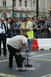 06.07.2004 Formula 1 comes to Regent Street, London F1, Tuesday July, Final preparations are made to the circuit -London, England  www.xpb.cc, EMail: info@xpb.cc - copy of publication required for printed pictures. Every used picture is fee-liable. c Copyright: R.Batchelor / xpb.cc