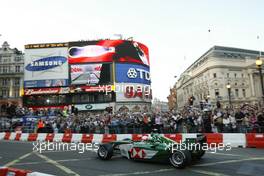 06.07.2004 Formula 1 comes to Regent Street, London F1, Tuesday July, Martin Brundle drives the Jaguar -London, England  www.xpb.cc, EMail: info@xpb.cc - copy of publication required for printed pictures. Every used picture is fee-liable. c Copyright: R.Batchelor / xpb.cc