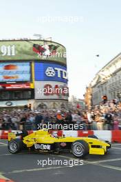 06.07.2004 Formula 1 comes to Regent Street, London F1, Tuesday July, Nigel Mansell -London, England  www.xpb.cc, EMail: info@xpb.cc - copy of publication required for printed pictures. Every used picture is fee-liable. c Copyright: R.Batchelor / xpb.cc