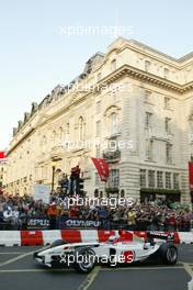 06.07.2004 Formula 1 comes to Regent Street, London F1, Tuesday July, Jenson Button, GBR, BAR Honda -London, England  www.xpb.cc, EMail: info@xpb.cc - copy of publication required for printed pictures. Every used picture is fee-liable. c Copyright: R.Batchelor / xpb.cc