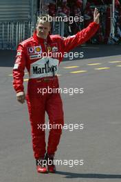 23.05.2004 Monte Carlo, Monaco, F1, Sunday, May, after his crash, Michael Schumacher, GER, Scuderia Ferrari Marlboro, F2004, Action, Track, comes back in the box, Pitlane to finish the race - Formula 1 World Championship, Rd 6, Monaco Grand Prix, Race,  MCO