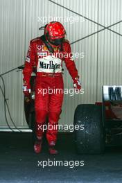 23.05.2004 Monte Carlo, Monaco, F1, Sunday, May, after his crash, Michael Schumacher, GER, Scuderia Ferrari Marlboro, F2004, Action, Track, comes back in the box, Pitlane to finish the race - Formula 1 World Championship, Rd 6, Monaco Grand Prix, Race,  MCO