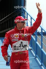 20.05.2004 Monte Carlo, Monaco, F1, Thursday, May, Michael Schumacher, GER, Ferrari, walking over the pridge into the Pit Lane area - Formula 1 World Championship, Rd 6, Monaco Grand Prix, practice,  MCO