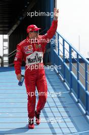 20.05.2004 Monte Carlo, Monaco, F1, Thursday, May, Michael Schumacher, GER, Ferrari, walking over the pridge into the Pit Lane area - Formula 1 World Championship, Rd 6, Monaco Grand Prix, practice,  MCO