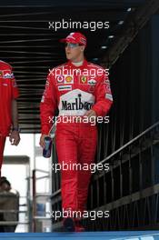 20.05.2004 Monte Carlo, Monaco, F1, Thursday, May, Michael Schumacher, GER, Ferrari, walking over the pridge into the Pit Lane area - Formula 1 World Championship, Rd 6, Monaco Grand Prix, practice,  MCO