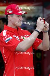 19.05.2004 Monte Carlo, Monaco, F1, Wednesday, May, Michael Schumacher, GER, Ferrari takes a picture with the new Ferrari Olympus digital camera - Formula 1 World Championship, Rd 6, Monaco Grand Prix, MCO