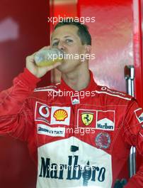 19.03.2004 Sepang, Malaysia, F1, Friday, March, Michael Schumacher, GER, Scuderia Ferrari Marlboro, F2004, Pitlane, Box, Garage, Formula 1 World Championship, Rd 2, Malaysian Grand Prix, KUL, Kuala Lumpur