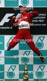 21.03.2004 Sepang, Malaysia, F1, Sunday, March, Michael Schumacher, GER, Ferrari, with his JUMP, Formula 1 World Championship, Podium, Rd 2, Malaysian Grand Prix, KUL, Kuala Lumpur