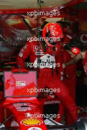 20.03.2004 Sepang, Malaysia, F1, Saturday, March, Michael Schumacher, GER, Scuderia Ferrari Marlboro, F2004, Pitlane, Box, Garage, Formula 1 World Championship, Rd 2, Malaysian Grand Prix, KUL, Kuala Lumpur