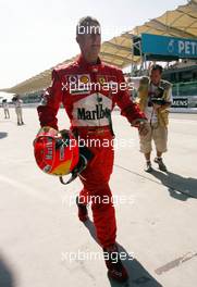 20.03.2004 Sepang, Malaysia, F1, Saturday, March, Michael Schumacher, GER, Ferrari, Portrait, walking back fom the FIA Garage, Formula 1 World Championship, Rd 2, Malaysian Grand Prix, KUL, Kuala Lumpur