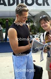 20.03.2004 Sepang, Malaysia, F1, Saturday, March, Michael Schumacher, GER, Ferrari signs an autograph, Formula 1 World Championship, Rd 2, Malaysian Grand Prix, KUL, Kuala Lumpur