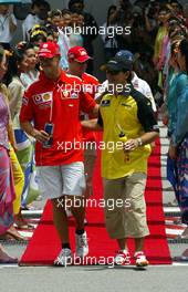 21.03.2004 Sepang, Malaysia, F1, Sunday, March, driver parade, Michael Schumacher, GER, Ferrari, Giorgio Pantano, ITA, Jordan, Formula 1 World Championship, Rd 2, Malaysian Grand Prix, KUL, Kuala Lumpur