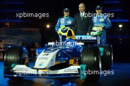 12.01.2004 Salzburg, Austria, Car Launch of Sauber Petronas F1 Car C23, Salzburg Airport Hangar-8, Felipe Massa, BRA, Giancarlo Fisichella, ITA, Peter Sauber, SUI, Sauber, Teamchef, Team Principal, posing behind the new car - Formel1, Österreich, Päsentation