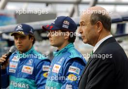 12.01.2004 Salzburg, Austria, Car Launch of Sauber Petronas F1 Car C23, Salzburg Airport Hangar-8, Felipe Massa, BRA, Peter Sauber, SUI, Sauber, Teamchef, Team Principal (right), Giancarlo Fisichella, ITA - Formel1, Österreich, Päsentation