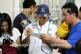 18.07.2004 Shanghai, China,  Felipe Massa (BRA), Sauber Petronas, Portrait, signing autographs