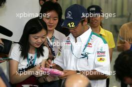 18.07.2004 Shanghai, China,  Felipe Massa (BRA), Sauber Petronas, Portrait, signing autographs for fans