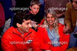 00.00.1993 CAMPIONATO MONDIALE FORMULA (F1) 993. ADELAIDE. AYRTON SENNA E LA FIDANZATA ADRIANNE GALISTEU, ALLA FESTA D'ADDIO ALLA MCLAREN. L'ANNO SUCCESSIVO PASSERA'ALLA WILLIAMS