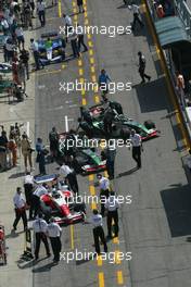 23.04.2004 Imola, San Marino, F1, Friday, April, The small an d busy pit lane - Practice, Formula 1 World Championship, Rd 4, San Marino Grand Prix, RSM