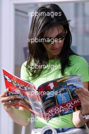 23.04.2004 Imola, San Marino, F1, Friday, April, Connie Montoya, Wife of Juan Pablo Montoya, Portrait, she is reading a F1Racing Magazine - Formula 1 World Championship, Rd 4, San Marino Grand Prix, RSM