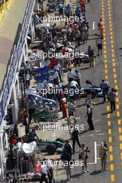 23.04.2004 Imola, San Marino, F1, Friday, April, The small an d busy pit lane - Practice, Formula 1 World Championship, Rd 4, San Marino Grand Prix, RSM