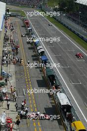 23.04.2004 Imola, San Marino, F1, Friday, April, the small pit lane of Imola - Practice, Formula 1 World Championship, Rd 4, San Marino Grand Prix, RSM