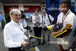 23.04.2004 Imola, San Marino, F1, Friday, April, Bernie Ecclestone, GBR, Portrait, gets a Book about Ayrton Senna - Formula 1 World Championship, Rd 4, San Marino Grand Prix, RSM