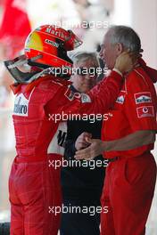 25.04.2004 Imola, San Marino, F1, Sunday, April, Michael Schumacher, GER, Ferrari with Rory Byrne, ZAF, Ferrari, Chief Designer and Charlie Whiting, GBR, FIA safety delegate, race director & offical starter - Podium, Formula 1 World Championship, Rd 4, San Marino Grand Prix, RSM