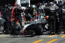 25.04.2004 Imola, San Marino, F1, Sunday, April, pit stop of David Coulthard, GRB, West McLaren Mercedes, MP4-19, Action, Track - Formula 1 World Championship, race, Rd 4, San Marino Grand Prix, RSM
