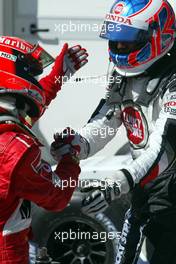 25.04.2004 Imola, San Marino, F1, Sunday, April, park ferme, Michael Schumacher, GER, Ferrari, shakes hands with Jenson Button, GBR, BAR Honda - Formula 1 World Championship, race, Rd 4, San Marino Grand Prix, RSM