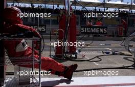 25.04.2004 Imola, San Marino, F1, Sunday, April, A Ferrari mechanic awaits for a pit stop - Formula 1 World Championship, race, Rd 4, San Marino Grand Prix, RSM