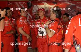 24.04.2004 Imola, San Marino, F1, Saturday, April, Michael Schumacher, GER, Scuderia Ferrari Marlboro, F2004, Pitlane, Box, Garage Qualifying, Formula 1 World Championship, Rd 4, San Marino Grand Prix, RSM