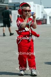 24.04.2004 Imola, San Marino, F1, Saturday, April, a very small fan taking pictures in the paddock, Qualifying, Formula 1 World Championship, Rd 4, San Marino Grand Prix, RSM