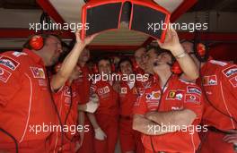24.04.2004 Imola, San Marino, F1, Saturday, April, The Ferrari team watch Michael Schumacher, GER, Ferrari lap - Formula 1 World Championship, Rd 4, San Marino Grand Prix, RSM
