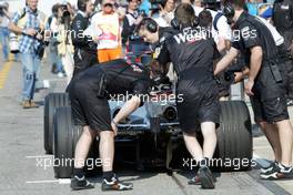 24.04.2004 Imola, San Marino, F1, Saturday, April, David Coulthard, GBR, West McLaren Mercedes, MP4-19, Pitlane, Box, Garage - Practice, Formula 1 World Championship, Rd 4, San Marino Grand Prix, RSM