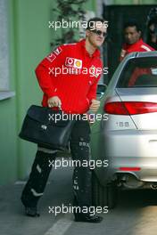 24.04.2004 Imola, San Marino, F1, Saturday, April, Michael Schumacher, GER, Ferrari, arrives at the track side - Formula 1 World Championship, Rd 4, San Marino Grand Prix, RSM