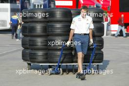 24.04.2004 Imola, San Marino, F1, Saturday, April, a Sauber mechanic with tyres, Bridgestone - Formula 1 World Championship, Rd 4, San Marino Grand Prix, RSM