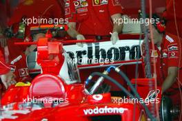 24.04.2004 Imola, San Marino, F1, Saturday, April, Mechanics change the rear wing during the session at the car of Michael Schumacher, GER, Scuderia Ferrari Marlboro, F2004, Pitlane, Box, Garage - Practice, Formula 1 World Championship, Rd 4, San Marino Grand Prix, RSM
