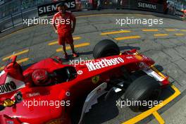 24.04.2004 Imola, San Marino, F1, Saturday, April, Michael Schumacher, GER, Scuderia Ferrari Marlboro, F2004, Pitlane, Box, Garage - Practice, Formula 1 World Championship, Rd 4, San Marino Grand Prix, RSM