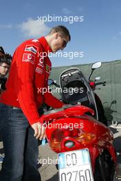 25.04.2004 Imola, San Marino, F1, Sunday, April, Michael Schumacher, GER, Ferrari arrives at the circuit on a moped - Formula 1 World Championship, Rd 4, San Marino Grand Prix, RSM