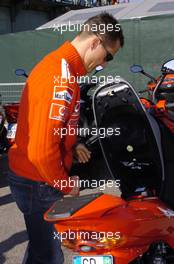 25.04.2004 Imola, San Marino, F1, Sunday, April, Michael Schumacher, GER, Ferrari arrives at the track on a scooter - Formula 1 World Championship, Rd 4, San Marino Grand Prix, RSM