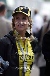 25.04.2004 Imola, San Marino, F1, Sunday, April, a girl in the paddock - Formula 1 World Championship, Rd 4, San Marino Grand Prix, RSM
