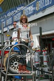 25.04.2004 Imola, San Marino, F1, Sunday, April, a girl in the paddock - Formula 1 World Championship, Rd 4, San Marino Grand Prix, RSM